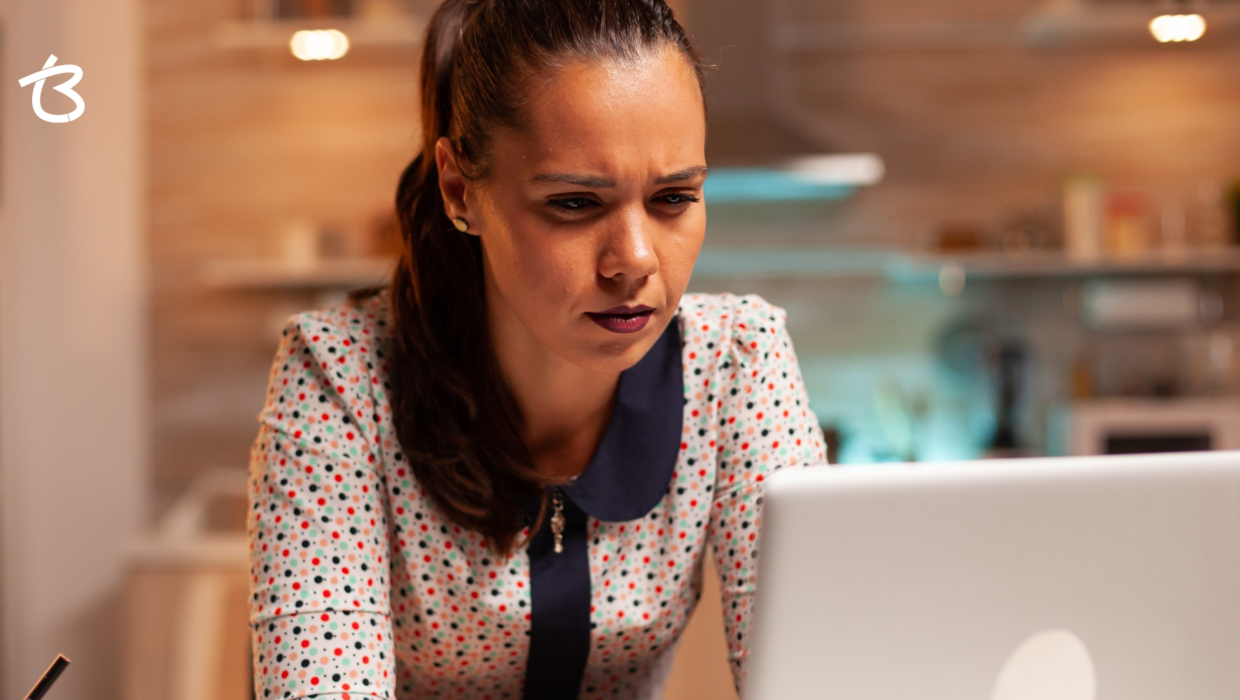 Imagem de mulher lendo sobre direito de arrependimento